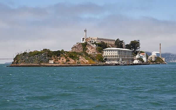 L'île et la prison d'Alcatraz dans la baie de San Francisco